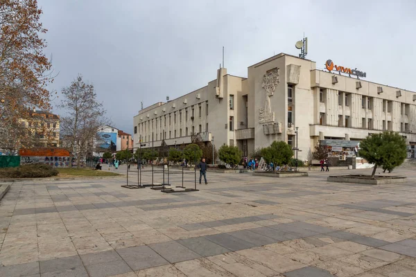Plovdiv, Bulgária - 30 2016. December: Központi tér a város a Plovdiv Egyetem Paisii Hilendarski — Stock Fotó