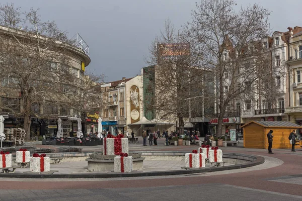 PLOVDIV, BULGARIA - 30 DE DICIEMBRE DE 2016: Casas y calle peatonal en la ciudad de Plovdiv — Foto de Stock