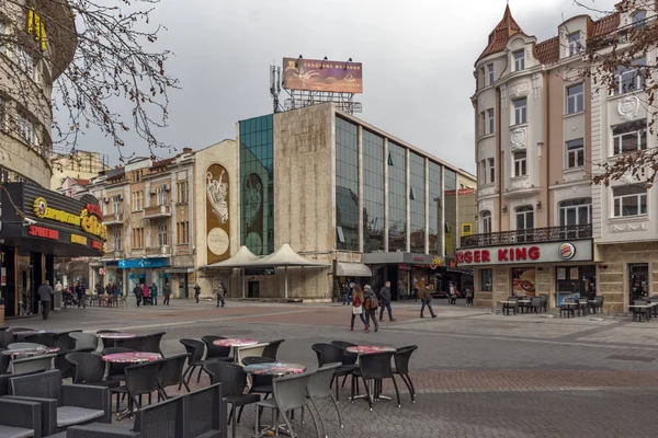 PLOVDIV, BULGARIA - DECEMBER 30 2016: Houses and Walking street in city of Plovdiv — Stock Photo, Image