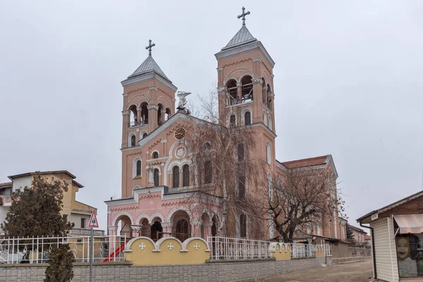 RAKOVSKI, BULGARIA - 31 DICEMBRE 2016: La chiesa cattolica romana di San Michele Arcangelo nella città di Rakovski — Foto Stock