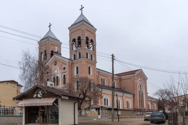 RAKOVSKI, BULGARIA - 31 DICEMBRE 2016: La chiesa cattolica romana di San Michele Arcangelo nella città di Rakovski — Foto Stock