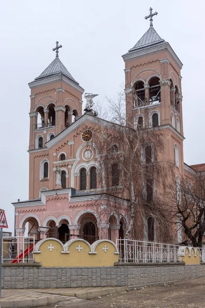 Rakovski, Bulharsko - 31 prosinec 2016: The římskokatolický kostel svatého Michaela Archanděla v městě Rakovski — Stock fotografie