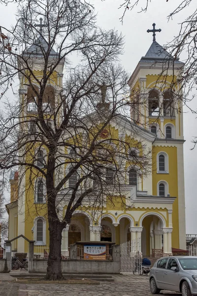 Rakovski, Bulharsko - 31 prosinec 2016: The římskokatolický kostel Nejsvětějšího Srdce Ježíšova v městě Rakovski — Stock fotografie