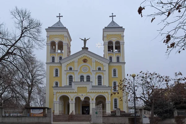 Rakovski, Bulharsko - 31 prosinec 2016: The římskokatolický kostel Nejsvětějšího Srdce Ježíšova v městě Rakovski — Stock fotografie