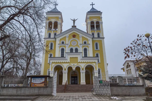 RAKOVSKI, BULGARIA - 31 DICEMBRE 2016: La chiesa cattolica romana Santissimo Cuore di Gesù nella città di Rakovski — Foto Stock