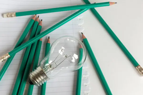 Composição de negócios com lâmpada com notebook e lápis — Fotografia de Stock