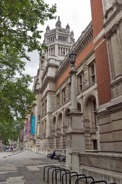 LONDRES, ANGLETERRE - 18 JUIN 2016 : Entrée du Victoria and Albert Museum — Photo