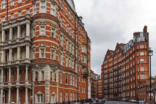 Londra, İngiltere - 18 Haziran 2016: tipik İngiliz bina görünümünü şaşırtıcı