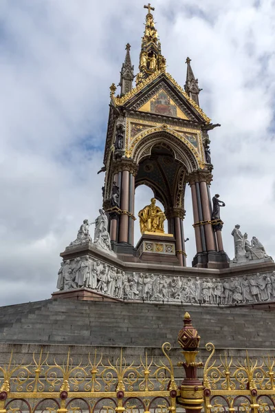 Londra, İngiltere - 18 Haziran 2016: Prens Albert Memorial, Londra