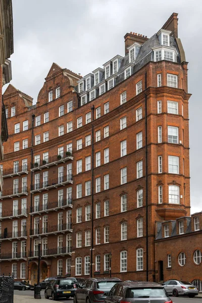 Londra, İngiltere - 18 Haziran 2016: tipik İngiliz bina görünümünü şaşırtıcı