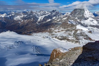 Panoramik dağ Matterhorn bulutlar, Valais Canton ile kaplı,