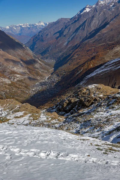 Paisagem Outono incrível de Alpes suíços e Zermatt — Fotografia de Stock