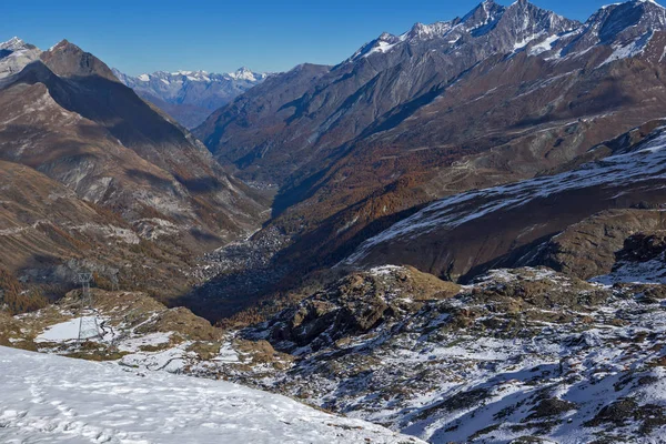 Höstlandskap i schweiziska Alperna och Zermatt — Stockfoto