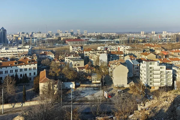 Plovdiv, Bulgarije - 2 januari 2017: Panorama op de stad van Plovdiv van nebet tepe hill — Stockfoto