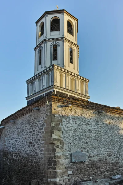 PLOVDIV, BULGÁRIA - JANEIRO 2 2017: Igreja de São Constantino e Santa Elena do período do avivamento búlgaro na cidade velha de Plovdiv — Fotografia de Stock