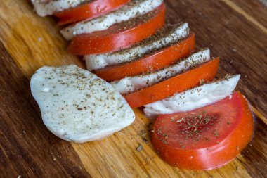 ahşap arka plan üzerinde Caprese salatası