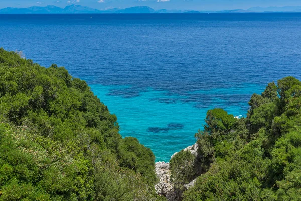 Pequena praia com águas azuis em Kefalonia, Ilhas Jónicas , — Fotografia de Stock