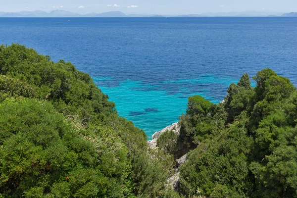 Pequena praia com águas azuis em Kefalonia, Ionian Island — Fotografia de Stock