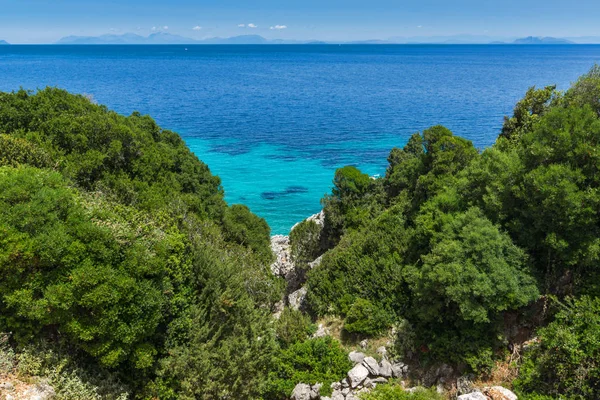 Pequena praia com águas azuis em Kefalonia, Ilhas Jónicas — Fotografia de Stock