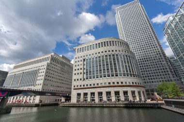 Londra, İngiltere - 17 Haziran 2016: İşletme binası ve gökdelen Canary Wharf, Londra, İngiltere