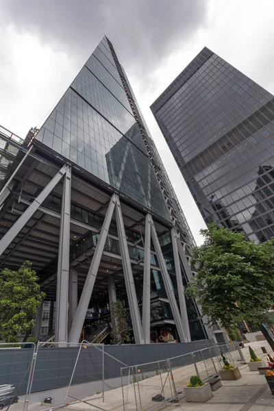 LONDON, ENGLAND - JUNE 18 2016: Amazing cityscape of Business Building in City of London — Stock Photo, Image