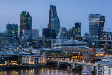 Londra, İngiltere - 18 Haziran 2016: Gece fotoğraf Thames Nehri ve gökdelenler, Londra