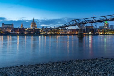 Londra - 18 Haziran 2016: Millennium Köprüsü, Thames Nehri ve St. Paul Katedrali, Londra gece fotoğrafı,