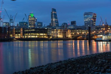 Londra, İngiltere - 18 Haziran 2016: Gece fotoğraf Thames Nehri ve gökdelenler, Londra
