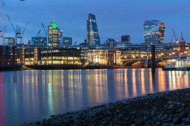 Londra, İngiltere - 18 Haziran 2016: Gece fotoğraf Thames Nehri ve gökdelenler, Londra