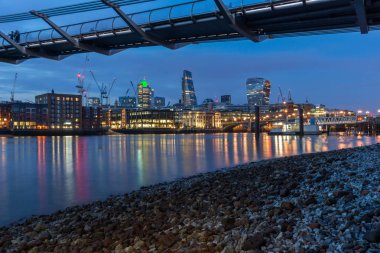 Londra, İngiltere - 18 Haziran 2016: Gece fotoğraf Thames Nehri ve gökdelenler