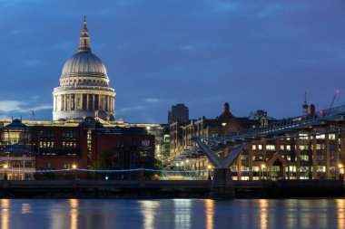 Londra - 18 Haziran 2016: Millennium Köprüsü, Thames Nehri ve St. Paul Katedrali, Londra gece fotoğrafı