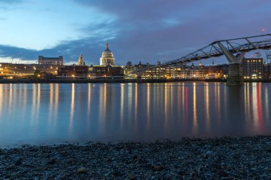 Londra - 18 Haziran 2016: Millennium Köprüsü, Thames Nehri ve St. Paul Katedrali, Londra gece fotoğrafı