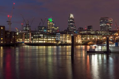 Londra - 18 Haziran 2016: Millennium Köprüsü, Thames Nehri ve St. Paul Katedrali, Londra gece fotoğrafı