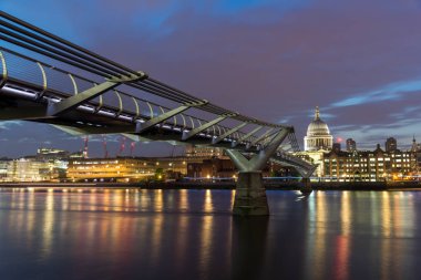 Londra - 18 Haziran 2016: Millennium Köprüsü, Thames Nehri ve St. Paul Katedrali, Londra gece fotoğrafı