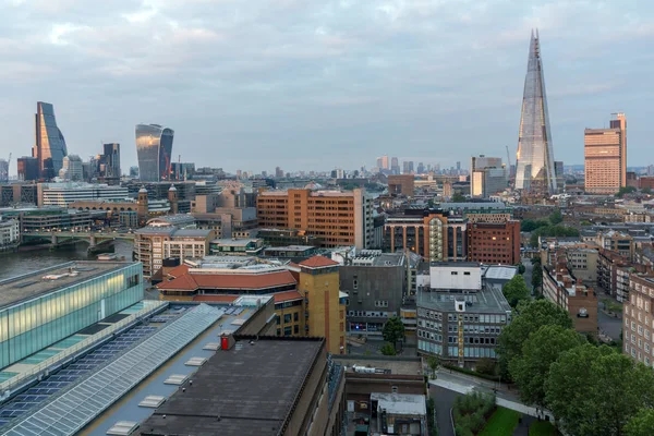 LONDRES, INGLATERRA - 18 DE JUNIO DE 2016: Panorama al atardecer de The Shard y la ciudad de Londres y el río Támesis, Inglaterra —  Fotos de Stock