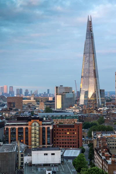 LONDRES, INGLATERRA - 18 DE JUNIO DE 2016: Panorama al atardecer de The Shard y la ciudad de Londres y el río Támesis, Inglaterra —  Fotos de Stock