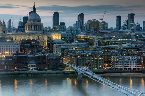 LONDON, ENGLAND - JUNE 18 2016: Night photo of Millennium Bridge, Thames River and  St. Paul Cathedral, London — Stock Photo, Image