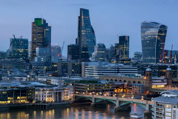 LONDRES, INGLATERRA - 18 DE JUNIO DE 2016: Foto nocturna del río Támesis y rascacielos, Londres —  Fotos de Stock