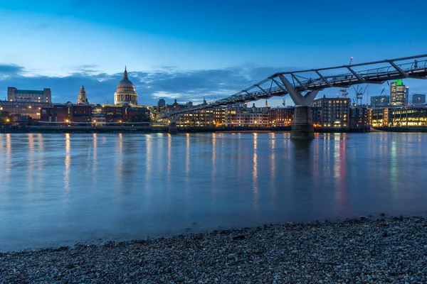 Londen, Engeland - 18 juni 2016: Nacht foto van de Theems, Millennium Bridge en St. Paul Cathedral, London, — Stockfoto