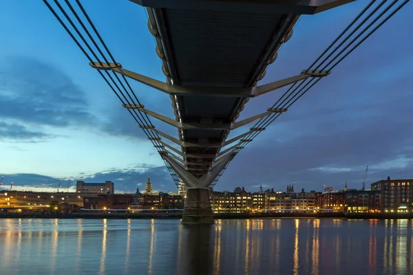 London, england - juni 18 2016: nachtfoto von millennium bridge, thames river und st. paul cathedral, london — Stockfoto