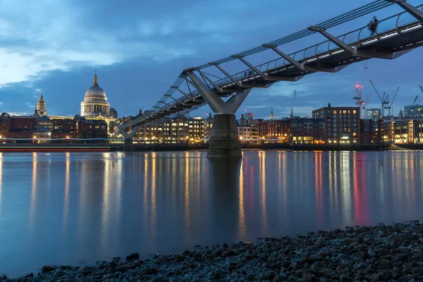 Londen, Engeland - 18 juni 2016: Nacht foto van de Theems, Millennium Bridge en St. Paul Cathedral, London — Stockfoto