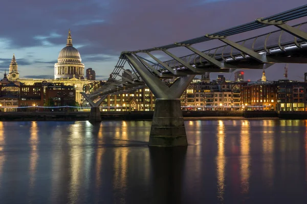 Londen, Engeland - 18 juni 2016: Nacht foto van de Theems, Millennium Bridge en St. Paul Cathedral, London — Stockfoto
