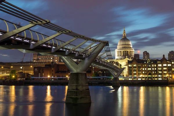 London, England - juni 18 2016: Natt foto av Millennium Bridge, Themsen och St Paul Cathedral, London — Stockfoto