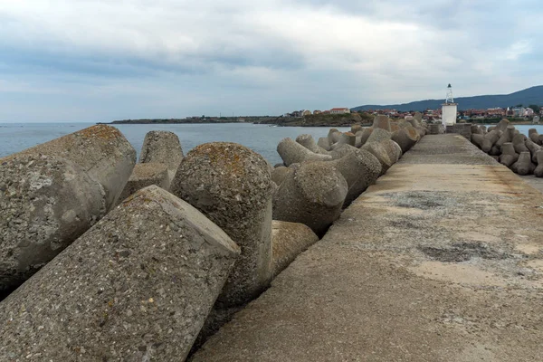 Wellenbrecher am Hafen der Stadt Zarevo, Region Burgas — Stockfoto