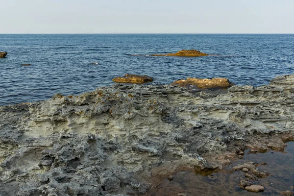 Rocas en la costa de la ciudad de Tsarevo, Región de Burgas —  Fotos de Stock