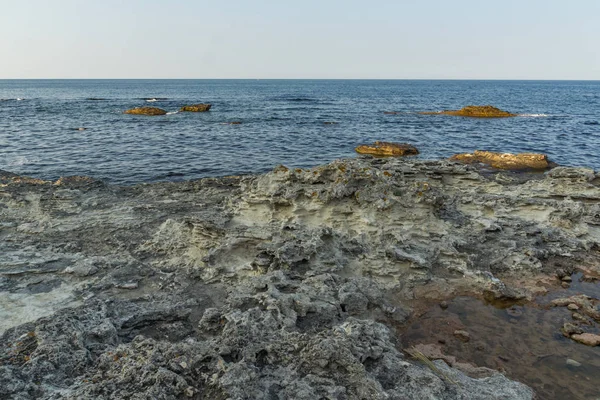 在海岸线的 Tsarevo 镇，布尔加斯地区的岩石 — 图库照片