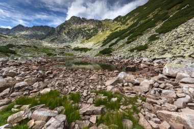 Şaşırtıcı Panorama, kayalık tepede Rila Dağı