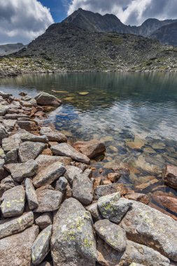 Yansıma Irechek tepe Musalenski göllerde, Rila Dağı