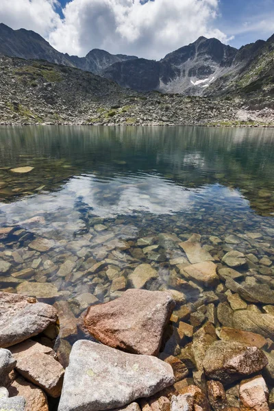 Steine im Wasser und Reflexion der Musalenski-Seen, rila mountain — Stockfoto