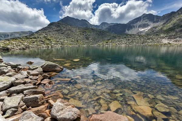 令人惊异的 Musalenski 景观湖泊，里拉山 — 图库照片